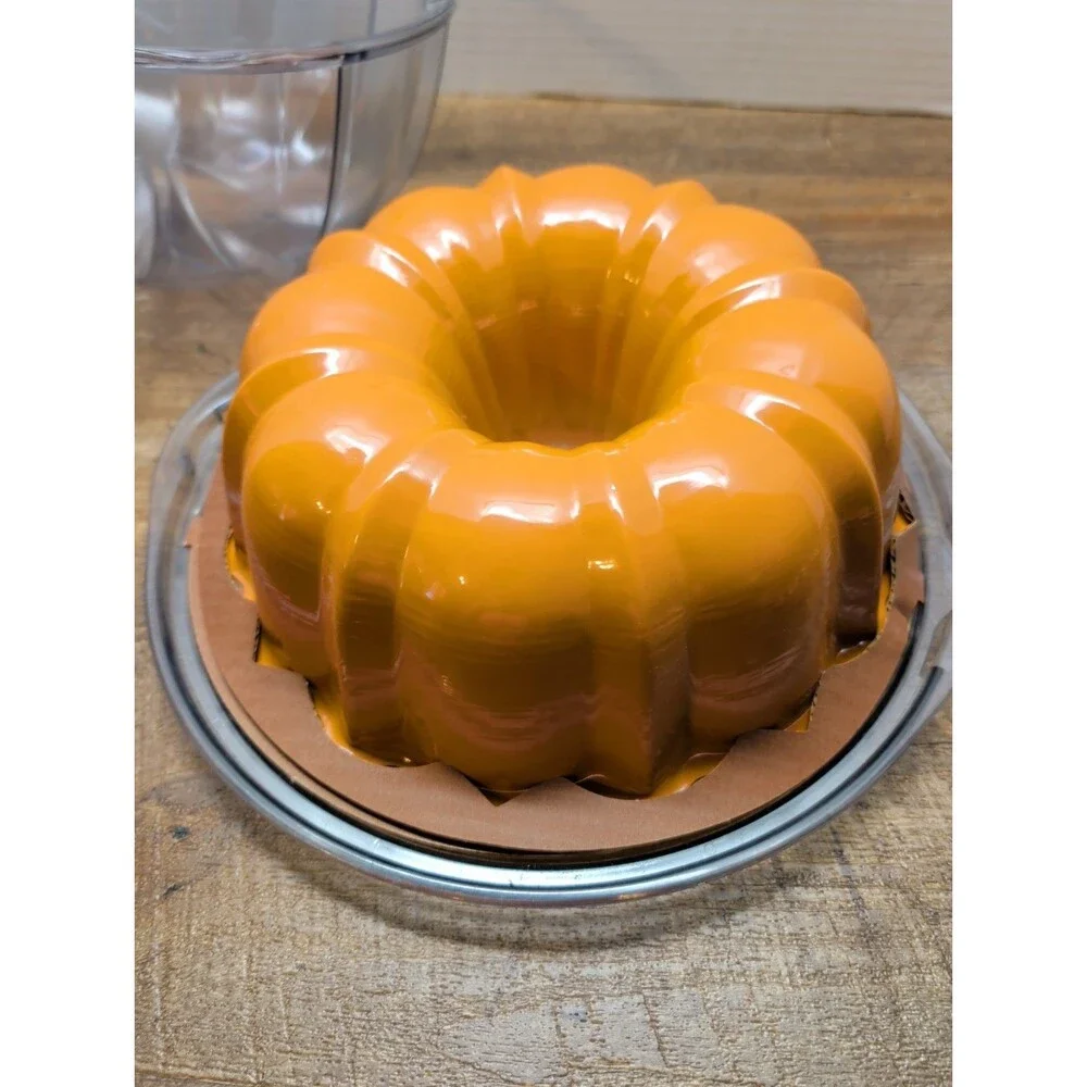 Nordic Ware Classic 12 Cup Bundt Pan with Twist-to-Lock Cake Keeper Carrier